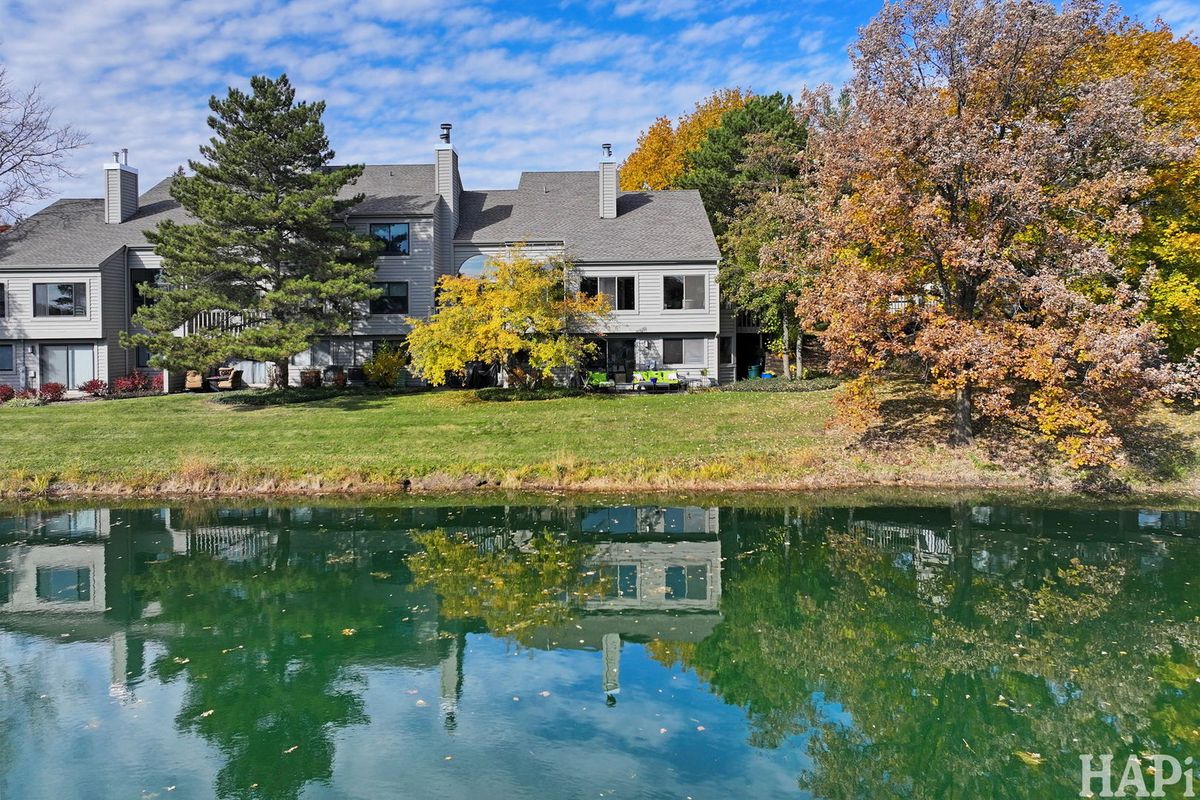 897 Longmeadow Court #1044, Lake Barrington, IL 60010