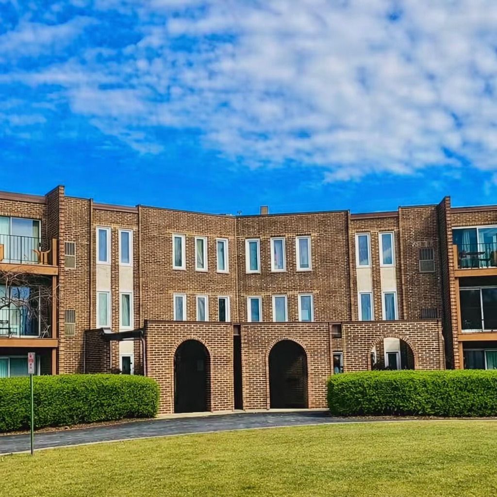 1575 Sandpebble Drive #104 — Wheeling, IL 60090