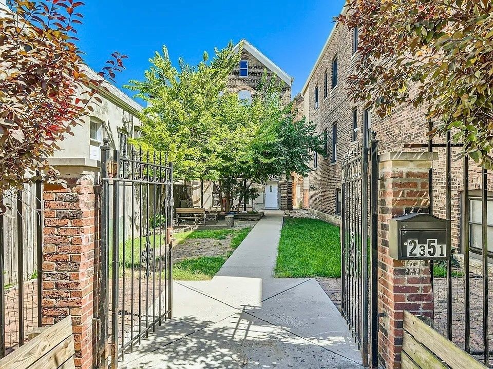 2351 S Whipple Street — Chicago, IL 60623