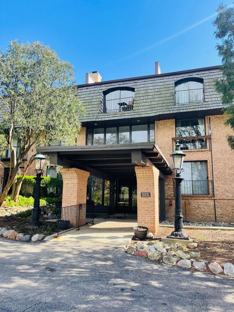 600 W Russell Street #210 — Barrington, IL 60010