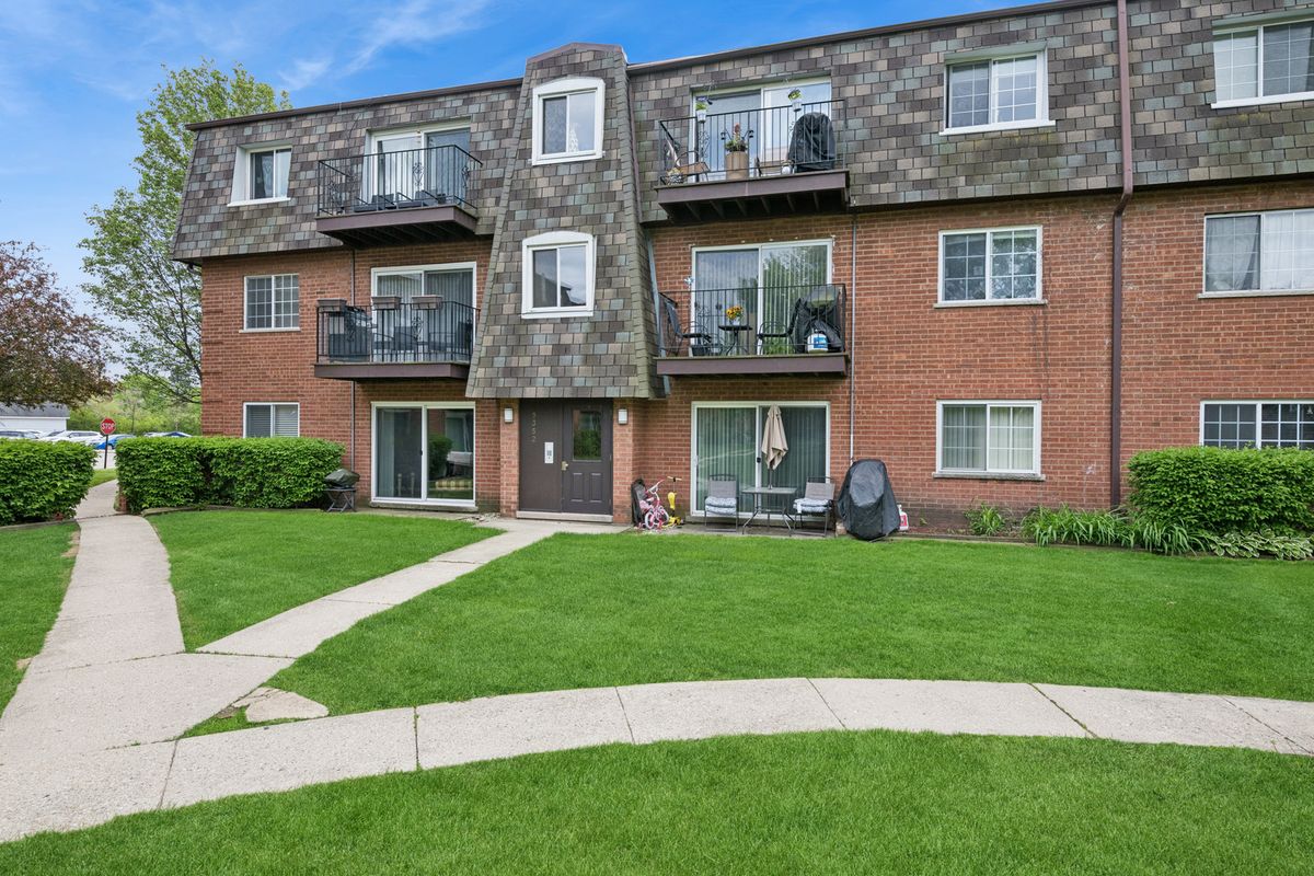 9352 Bay Colony Drive, Des Plaines, IL 60016
