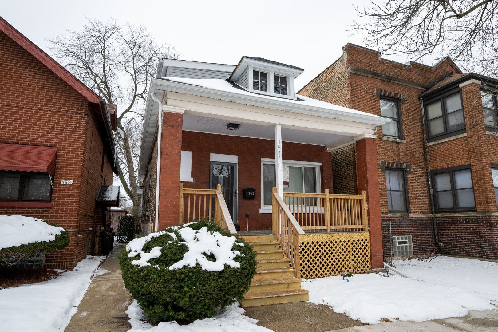 7653 S Saint Lawrence Avenue — Chicago, IL 60619