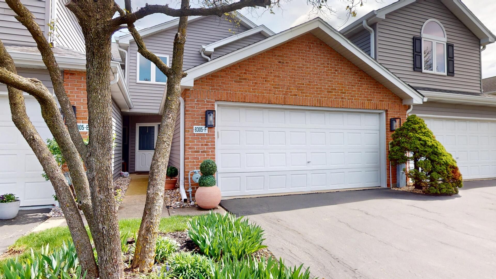 8305 Highpoint Circle #F — Darien, IL 60561