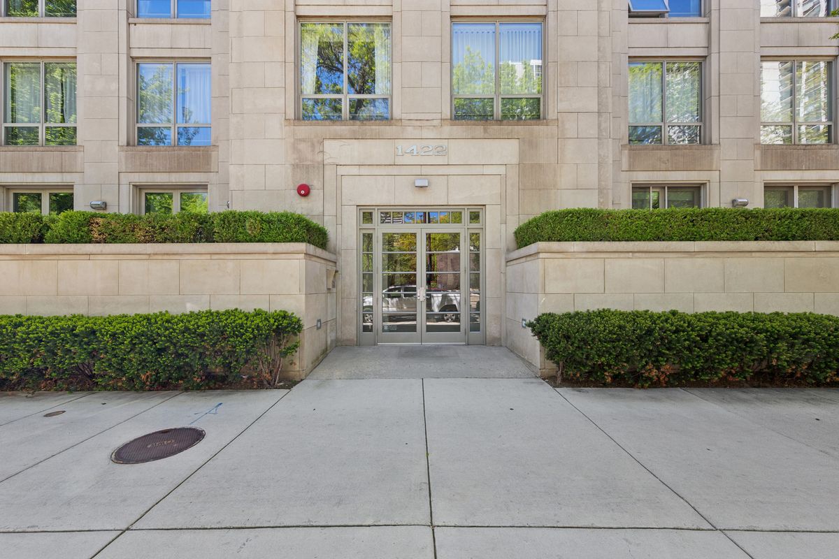 1422 La Salle Drive, Chicago, IL 60610
