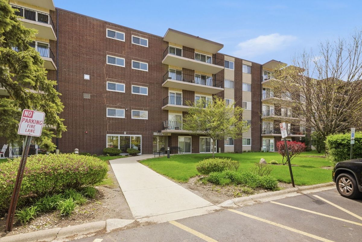 5300 Walnut Avenue, Downers Grove, IL 60515