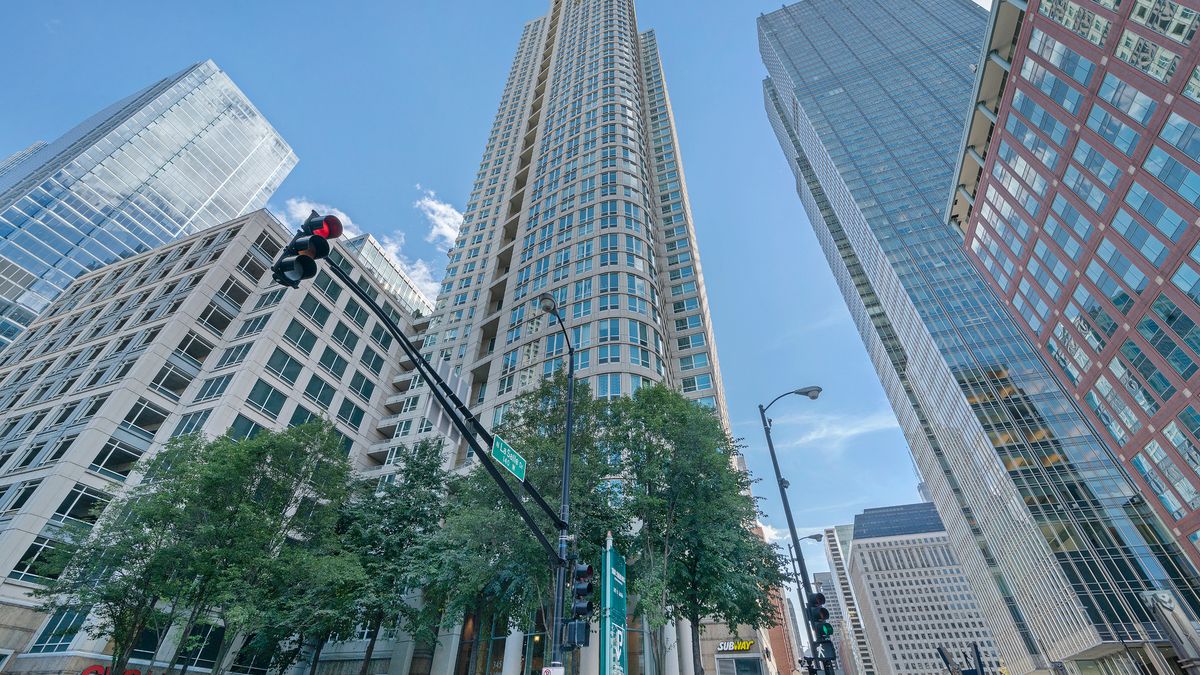 345 La Salle Drive, Chicago, IL 60654