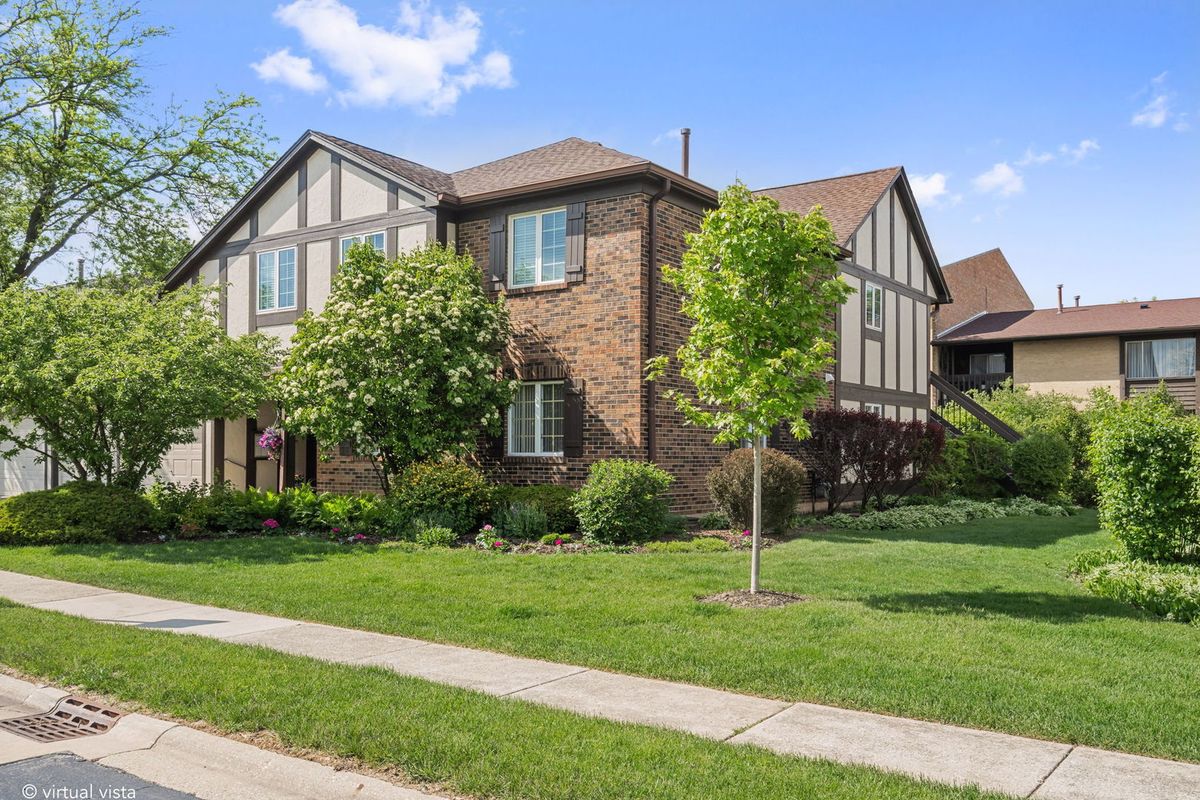 228 Brookside Lane #B, Willowbrook, IL 60527
