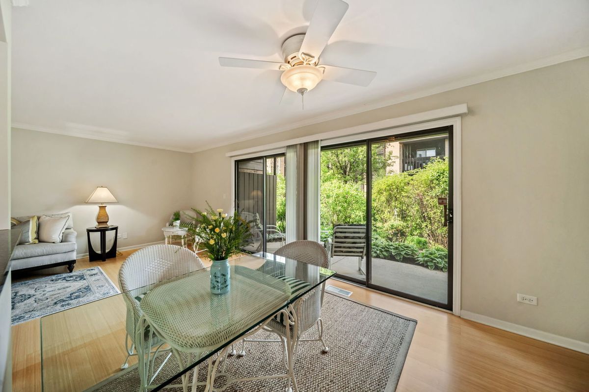 228 Brookside Lane #B, Willowbrook, IL 60527