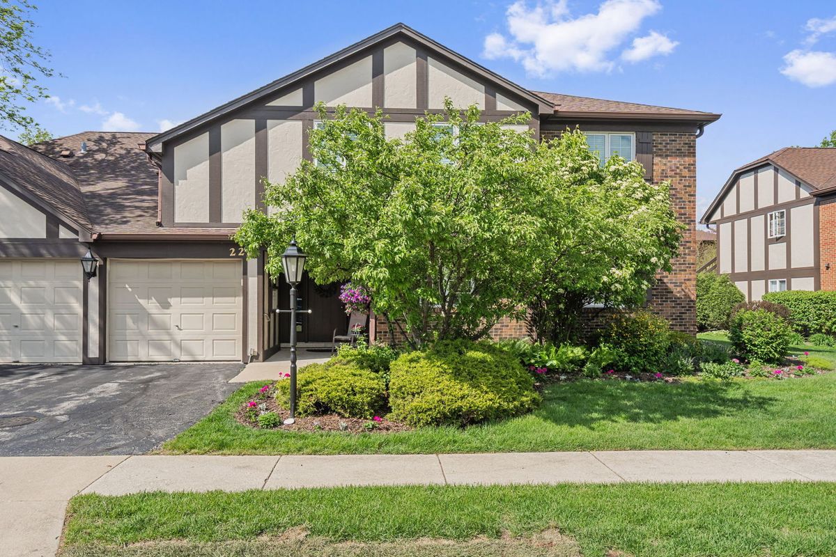 228 Brookside Lane #B, Willowbrook, IL 60527