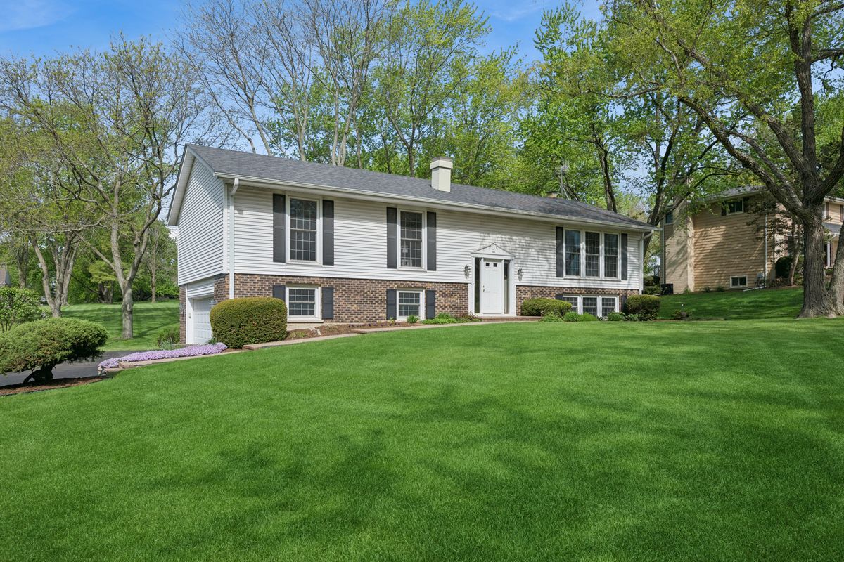 21226 Woodland Avenue, Barrington, IL 60010