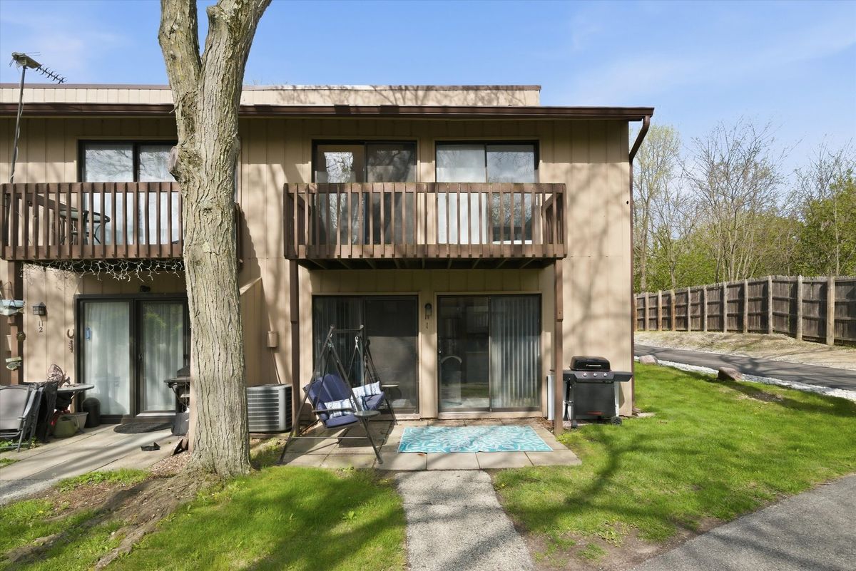 11 Saint Thomas Colony, Fox Lake, IL 60020
