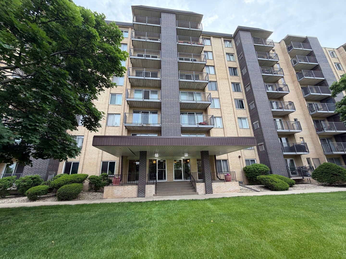 5400 Walnut Avenue #803 — Downers Grove, IL 60515