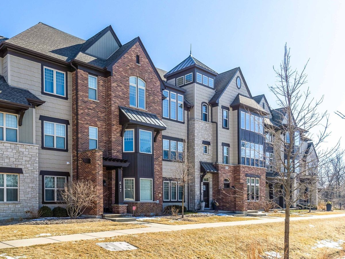 633 Parkside Court, Libertyville, IL 60048