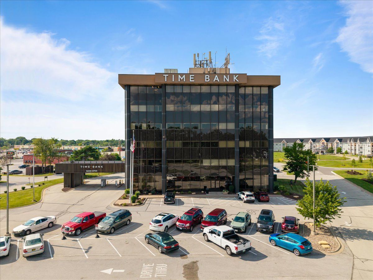2550 MIDDLE Road #506 — Bettendorf, IA 52722