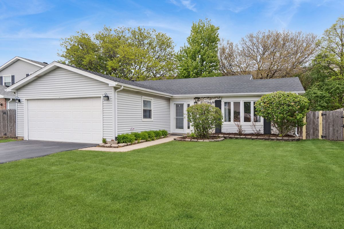 141 Pebble Creek Trail, Carol Stream, IL 60188