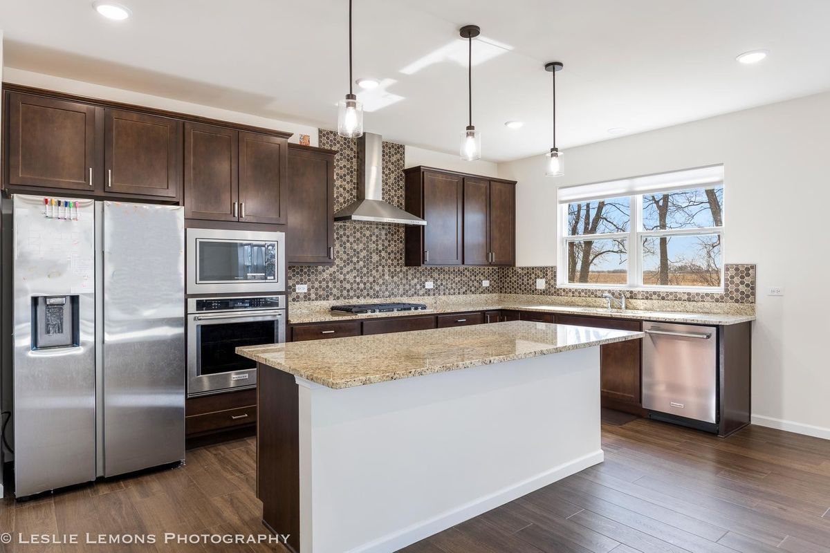 2225 Bent Grass Way, Bolingbrook, IL 60490