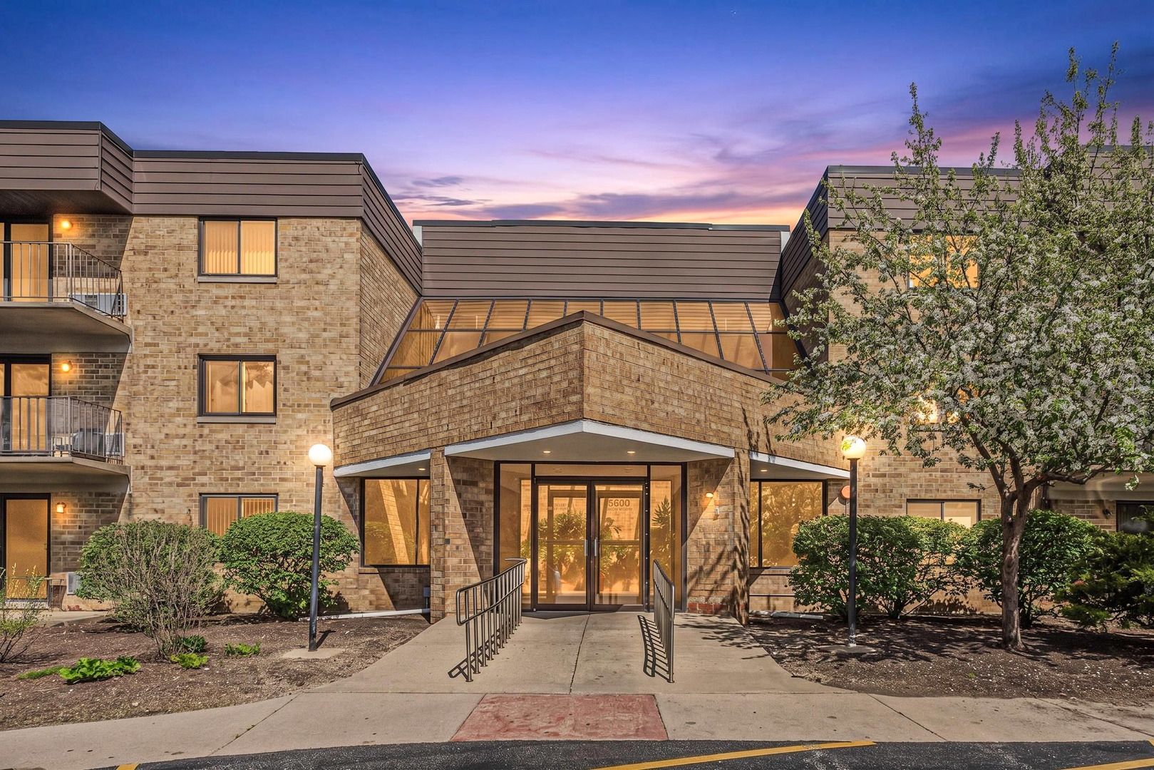 5600 ASTOR Lane #320 — Rolling Meadows, IL 60008
