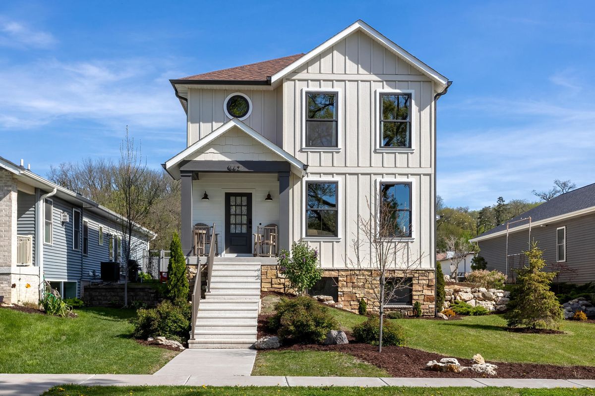 662 Holmes Street, Bettendorf, IA 52722