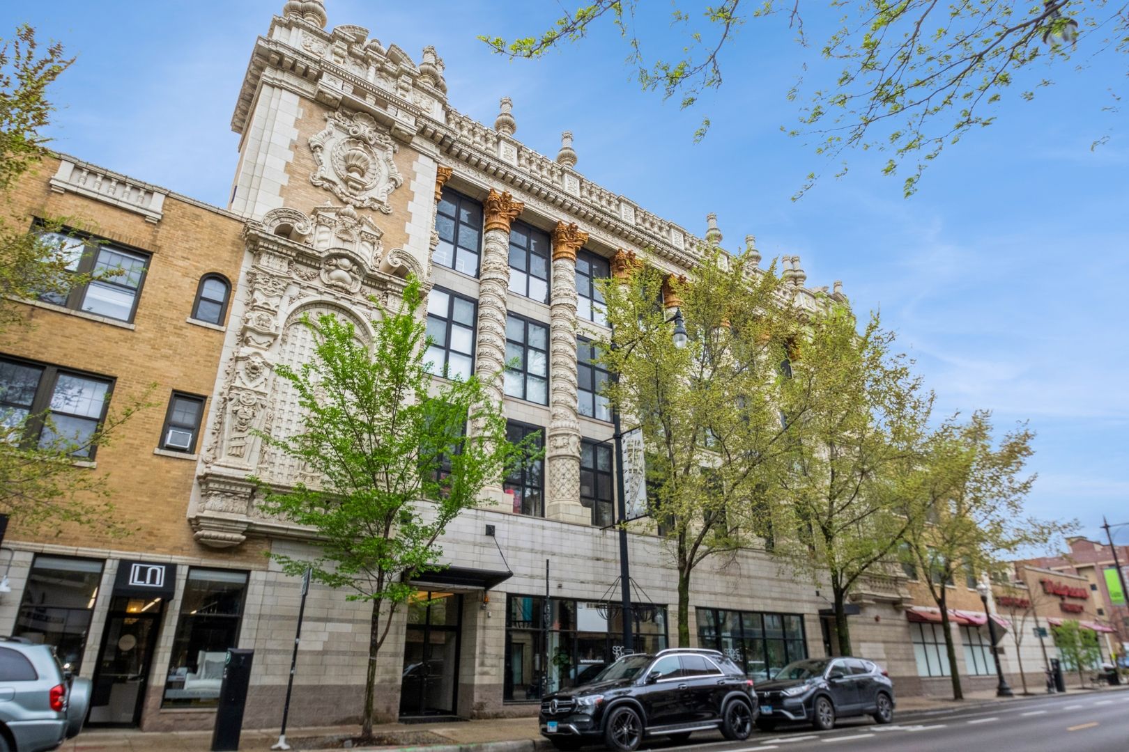 1635 W Belmont Avenue #320 — Chicago, IL 60657