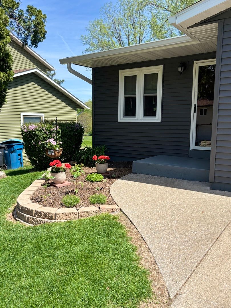 8317 10th W Street, Rock Island, IL 61201