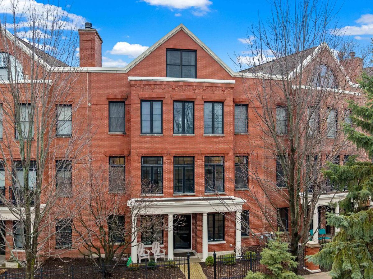 2048 Valor Court, Glenview, IL 60026