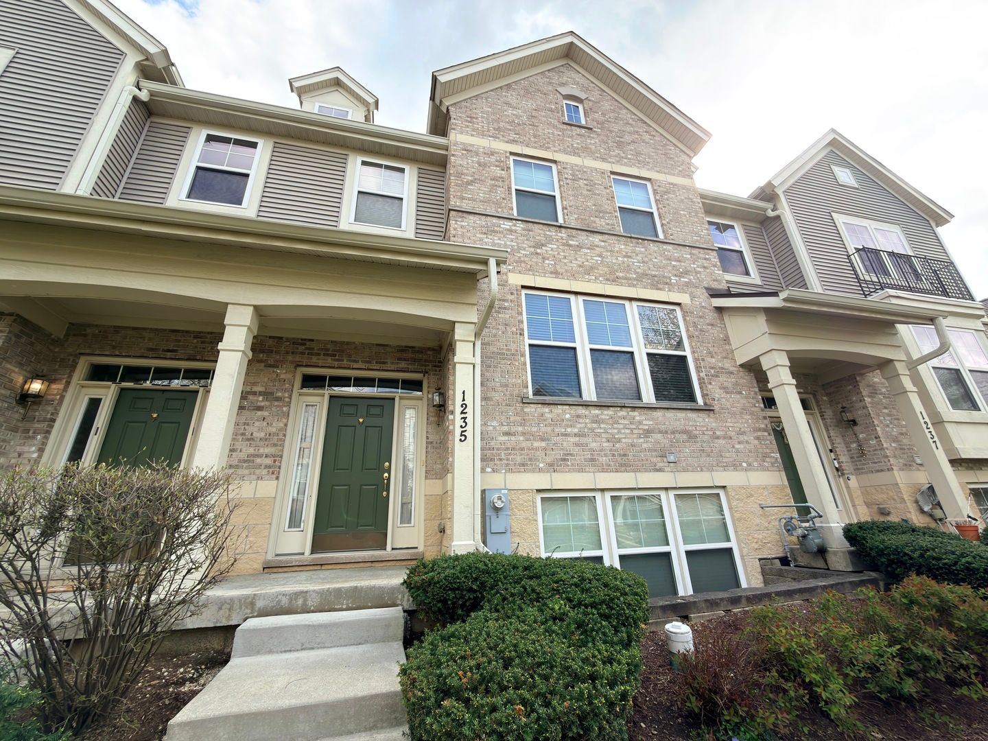 1235 Tuscany Drive — Streamwood, IL 60107
