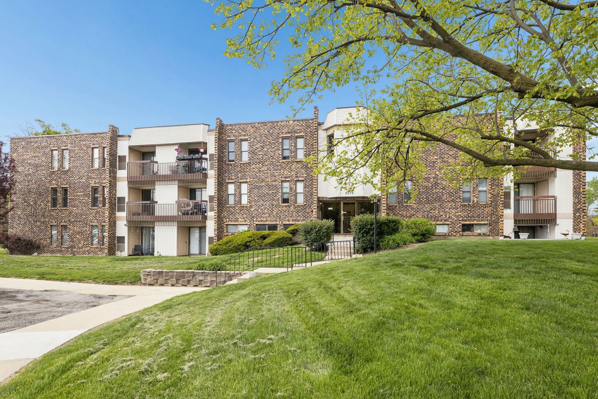 2216 Country Club Drive, Woodridge, IL 60517
