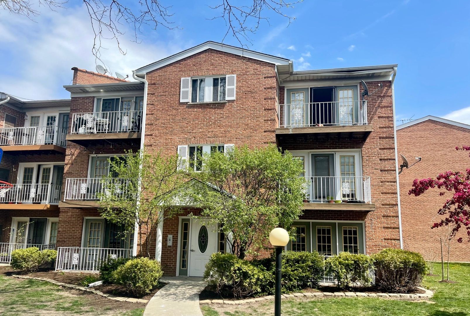 4276 Central Road #302 — Glenview, IL 60025