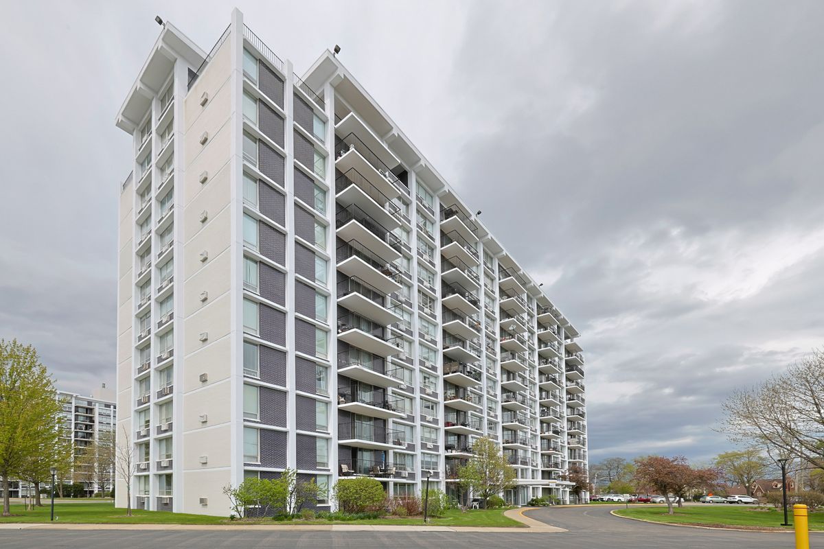 8809 Golf Road, Niles, IL 60714