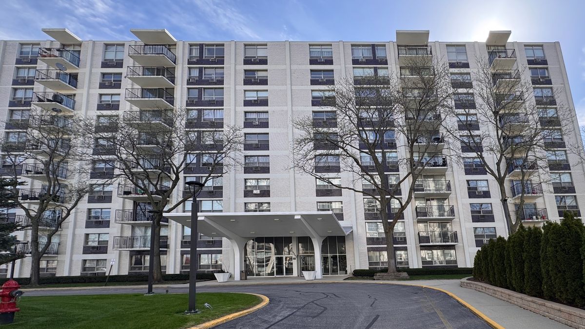 9001 Golf Road, Des Plaines, IL 60016