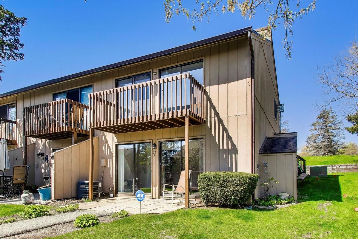 22 Jamaica Colony, Fox Lake, IL 60020