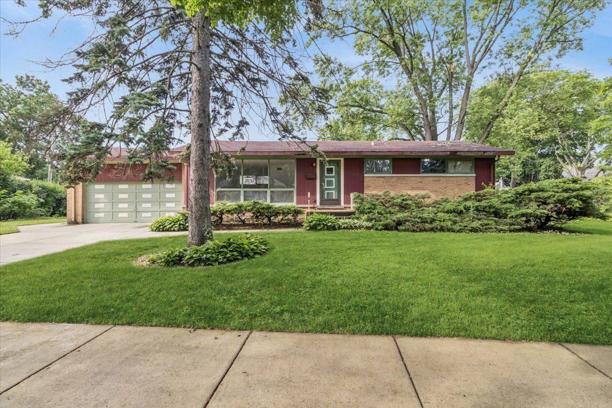 719 W Dresser Drive — Mount Prospect, IL 60056