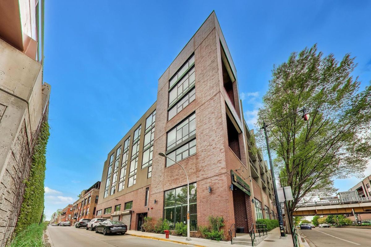 3946 Ravenswood Avenue, Chicago, IL 60613