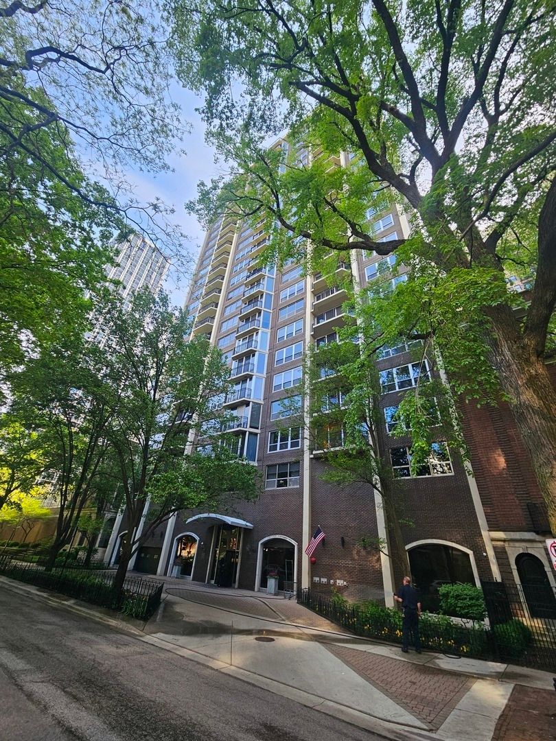 1515 Astor Street, Chicago, IL 60610