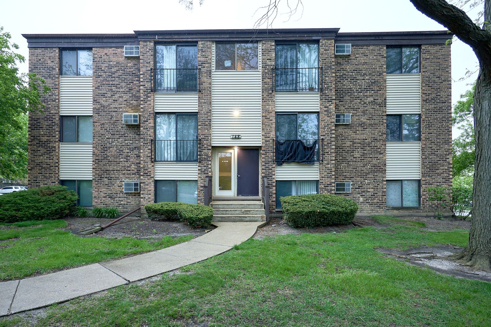 148 Dunteman Drive #302 — Glendale Heights, IL 60139