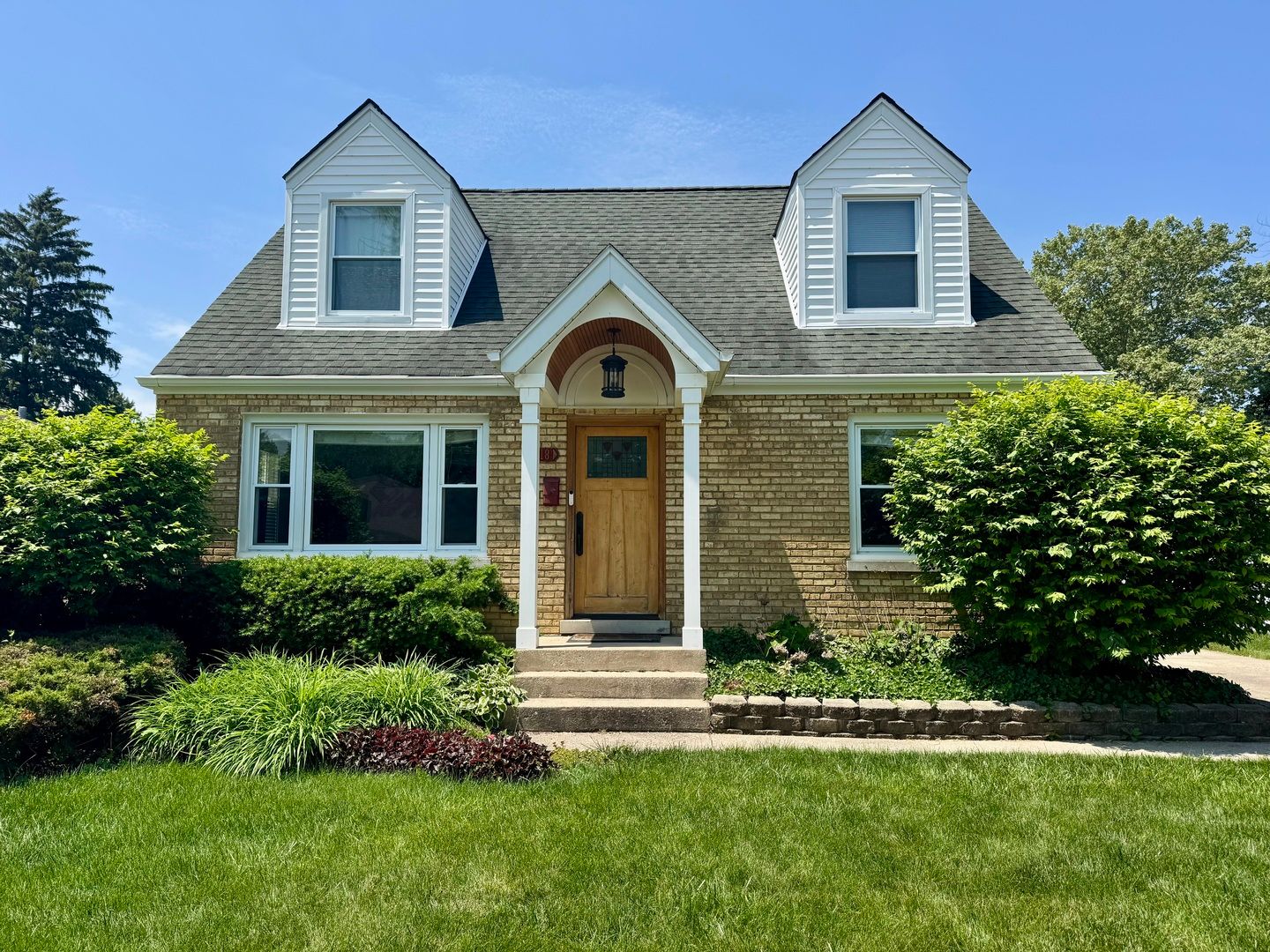 218 N Eastwood Avenue — Mount Prospect, IL 60056