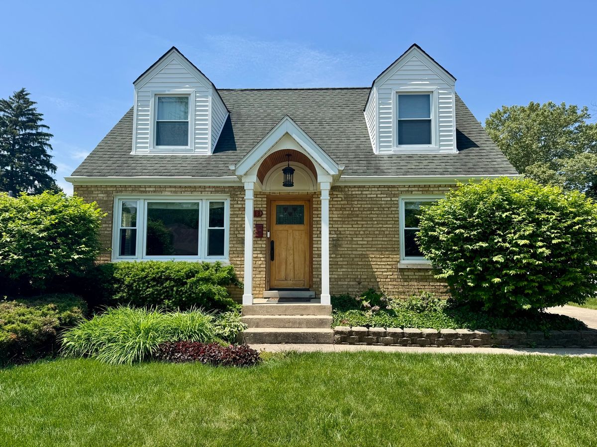 218 Eastwood Avenue, Mount Prospect, IL 60056