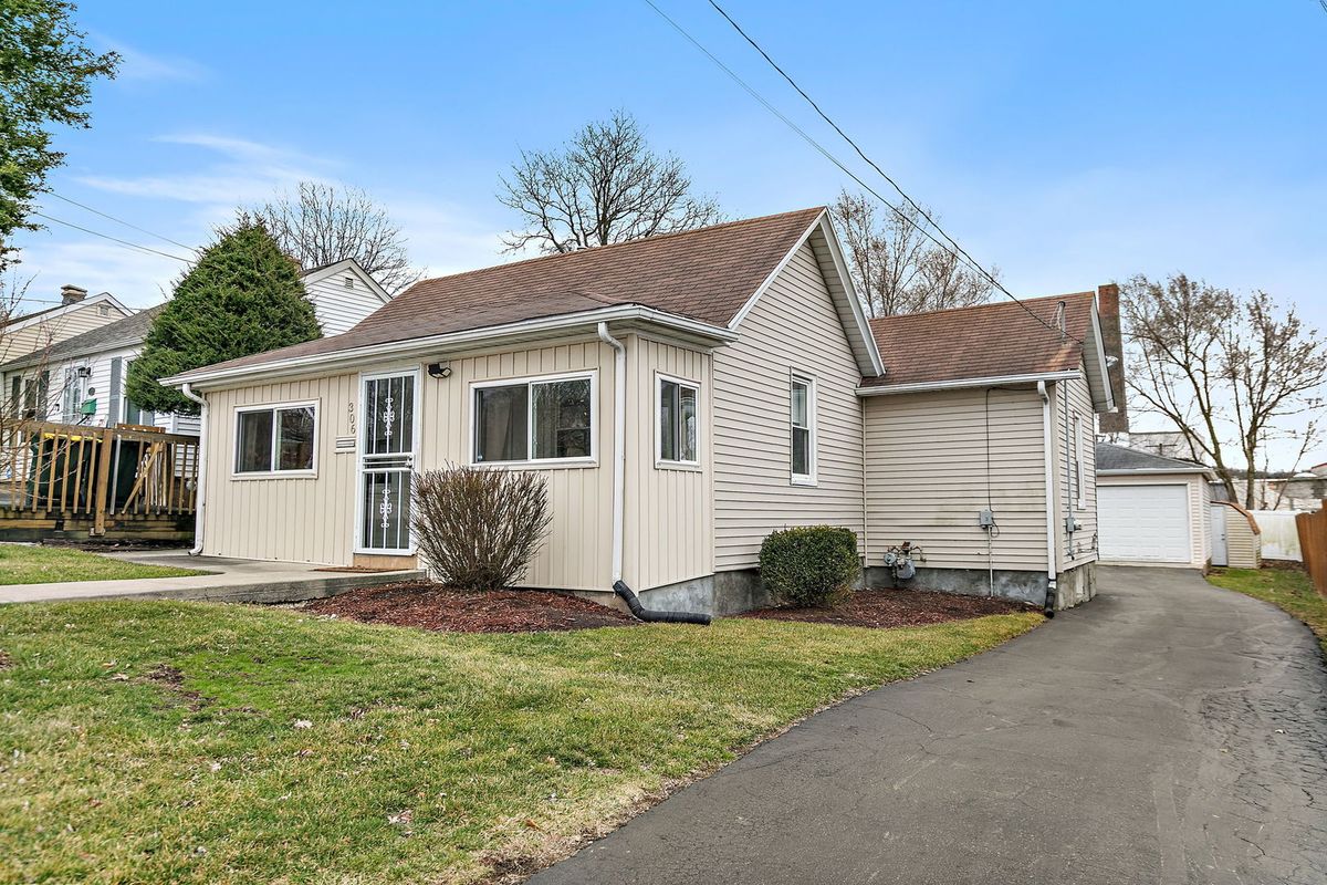 306 Johnson Street, East Dundee, IL 60118