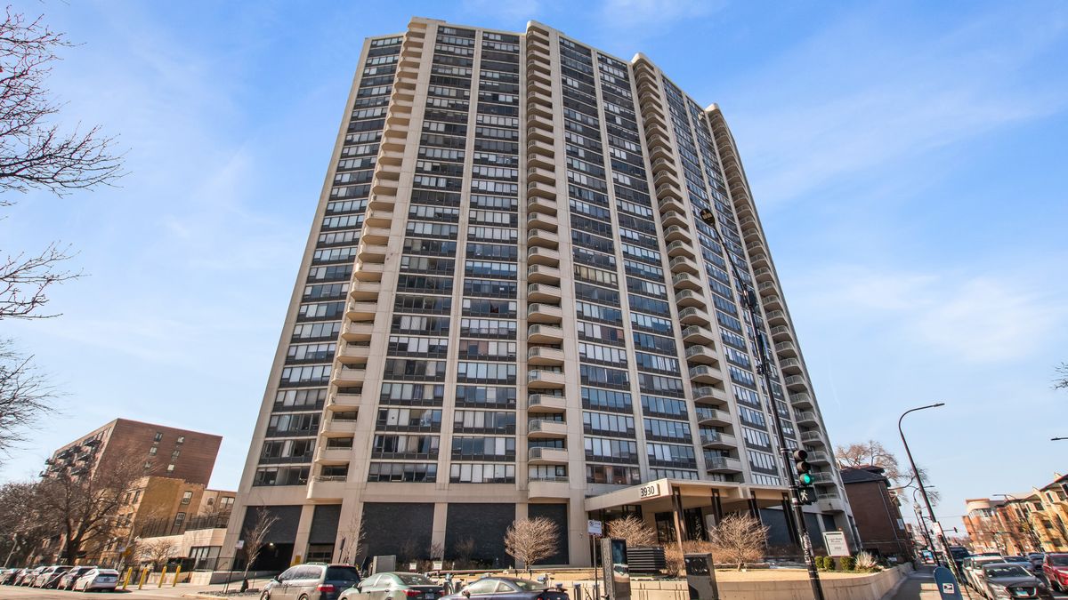 3930 Pine Grove Avenue, Chicago, IL 60613