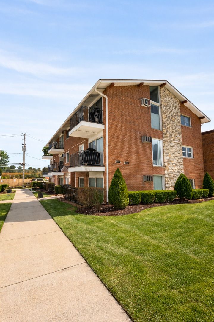 6113 W 64th Place #5 — Chicago, IL 60638