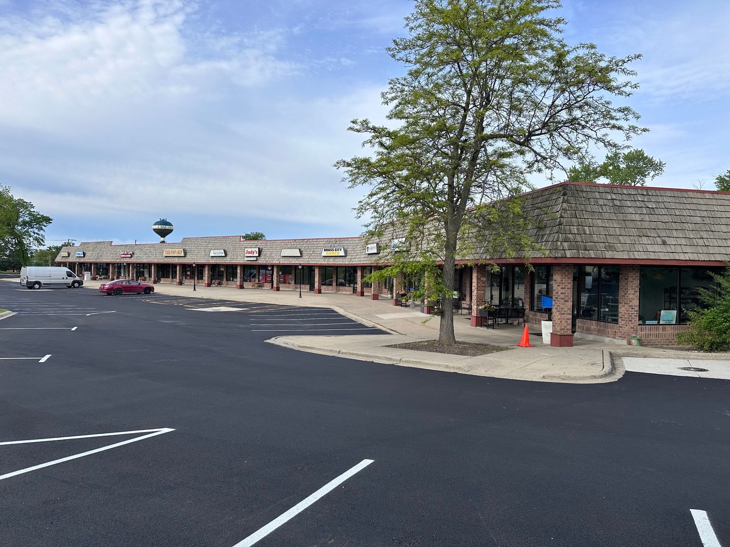 300 N Milwaukee Avenue — Lake Villa, IL 60046