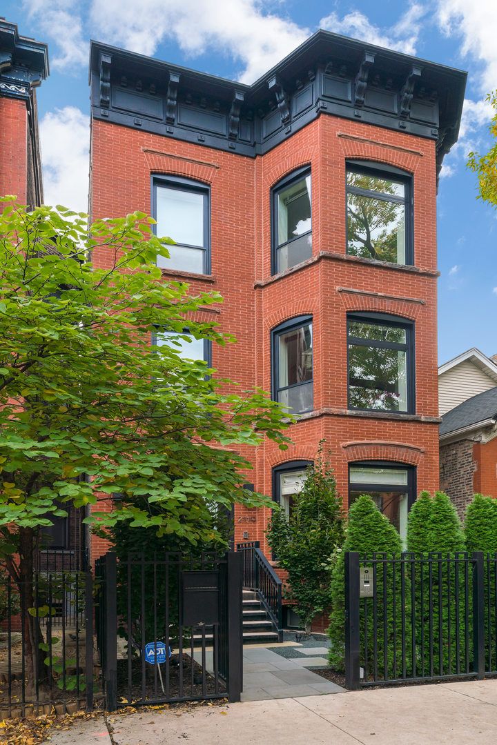 2119 N Kenmore Avenue — Chicago, IL 60614