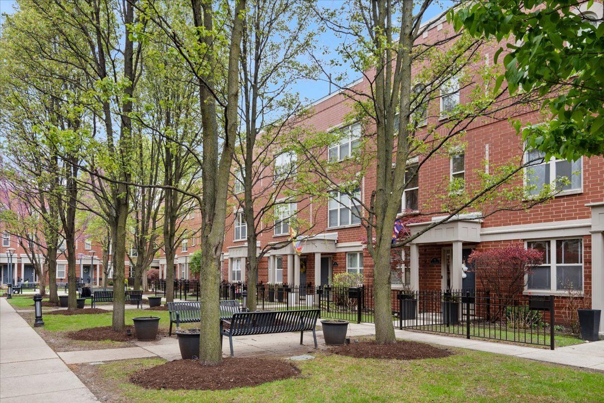 4646 Greenview Avenue, Chicago, IL 60640