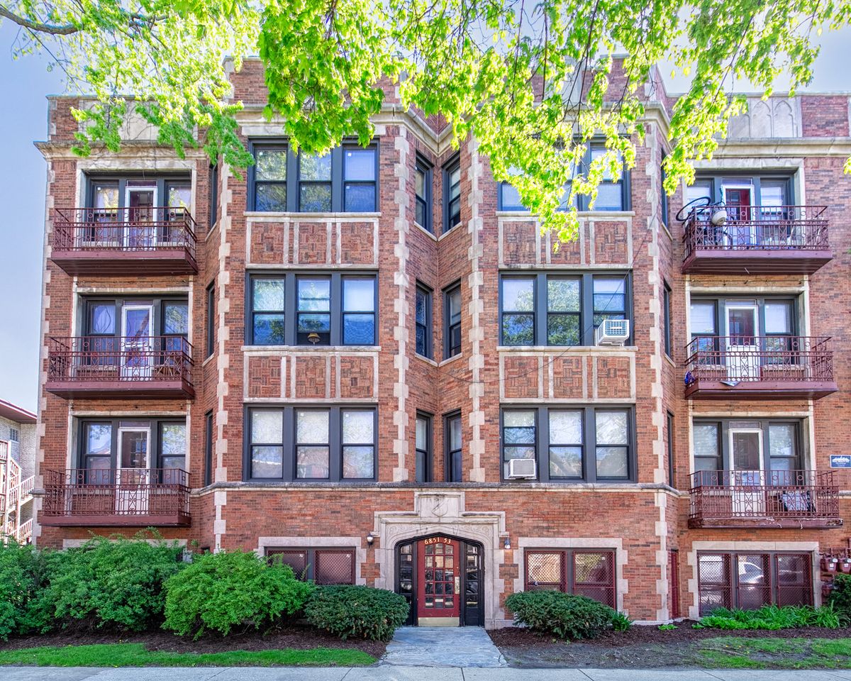 6851 Paxton Avenue, Chicago, IL 60649