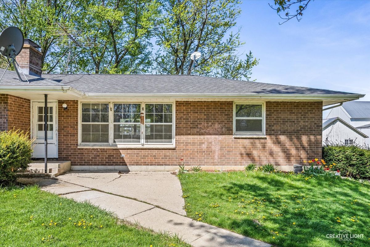8N486 Thomas Road, Hampshire, IL 60140