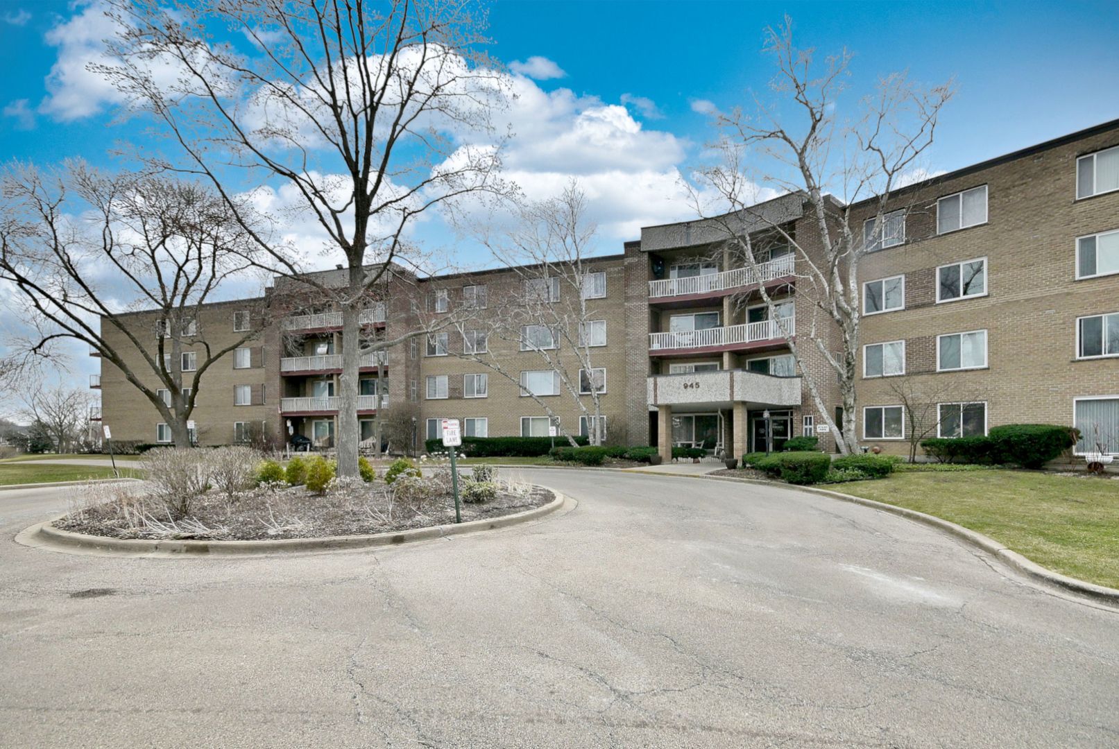 945 E Kenilworth Avenue #312 — Palatine, IL 60074