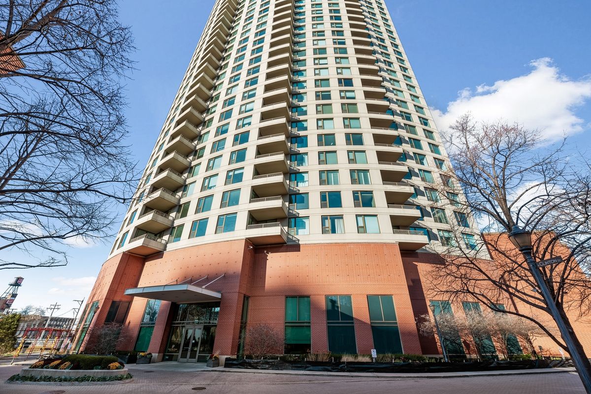 501 Clinton Street, Chicago, IL 60654
