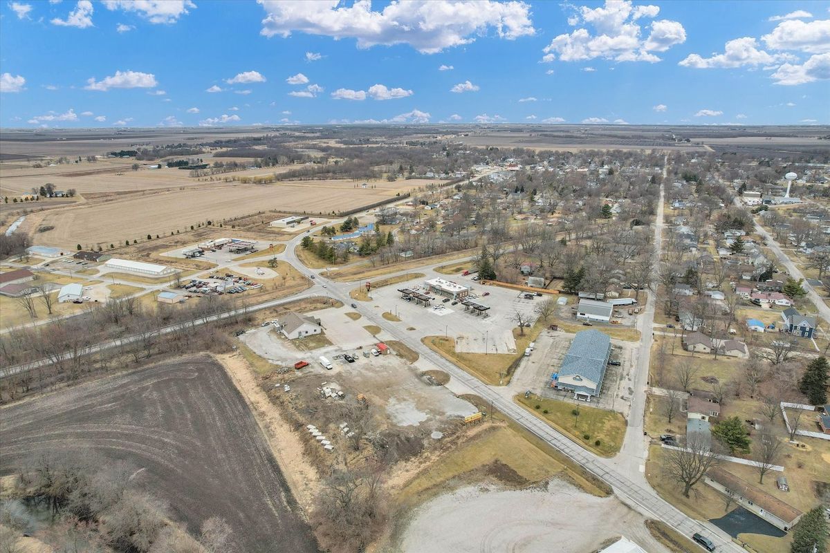 940 Clinton Avenue, Farmer City, IL 61842