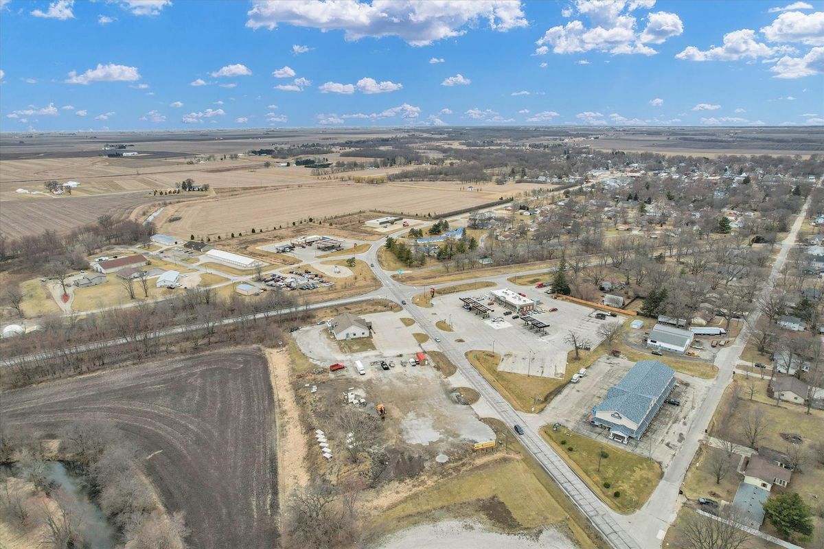 940 Clinton Avenue, Farmer City, IL 61842
