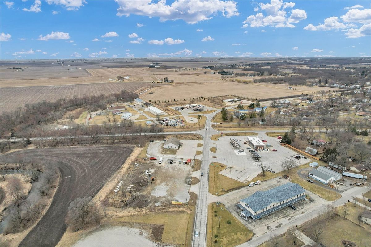 940 Clinton Avenue, Farmer City, IL 61842